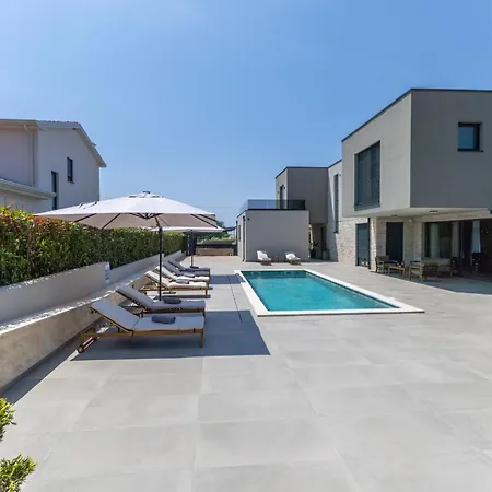 Βίλα New In Offer - Ivan Dračevac